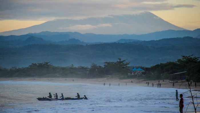 **Pantai Santolo, destinasi viral dengan wisatawan dan pungli petugas di Garut**