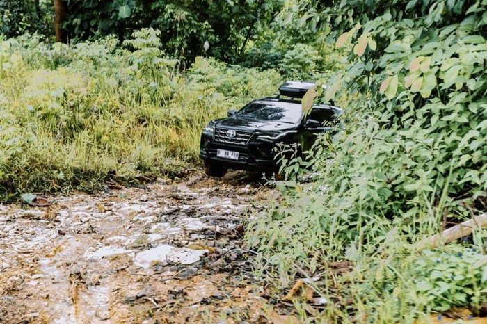**Komunitas Fortuner Blusukan di Borneo: Ekspedisi 2025 dengan Toyota Fortuner**