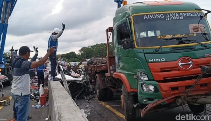 Kecelakaan Maut di Tol, Kok Truk Besi Bisa Melintas saat Ada Pembatasan?