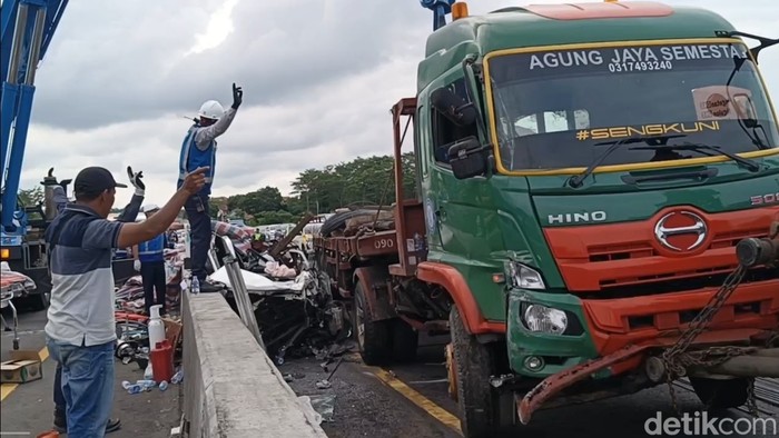 Kecelakaan Maut di Tol, Kok Truk Besi Bisa Melintas saat Ada Pembatasan?