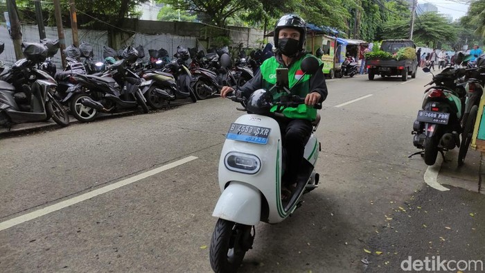 Tanpa Subsidi, Motor Listrik Rela Jadi Kurir Ojol untuk Cari Uang!