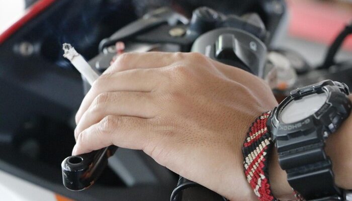 **Permohonan Uji Materiil ke MK: Sanksi Berat untuk Pengendara yang Merokok di Jalan Raya**