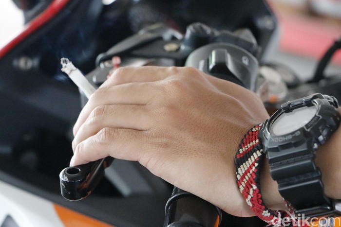 **Permohonan Uji Materiil ke MK: Sanksi Berat untuk Pengendara yang Merokok di Jalan Raya**