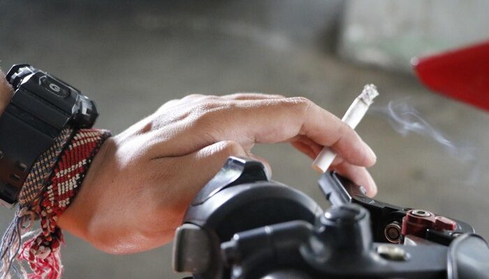 **Korban Pengendara Merokok Hingga Nyaris Dilindas Truk Gugat UU LLAJ ke MK**