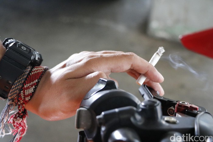 **Korban Pengendara Merokok Hingga Nyaris Dilindas Truk Gugat UU LLAJ ke MK**