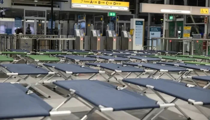 **Kasur Darurat untuk Penumpang Terlantar di Bandara Schiphol Belanda**