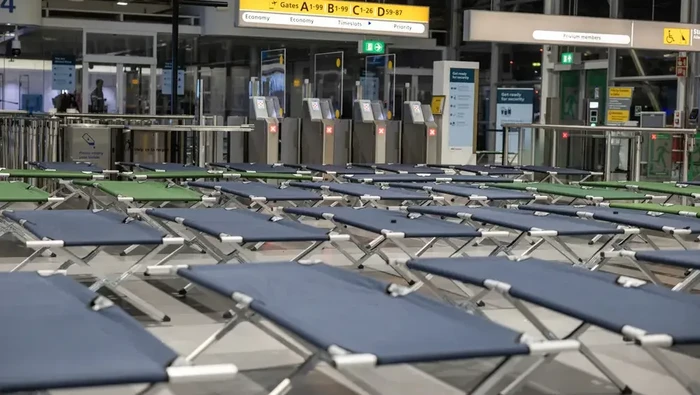 **Kasur Darurat untuk Penumpang Terlantar di Bandara Schiphol Belanda**