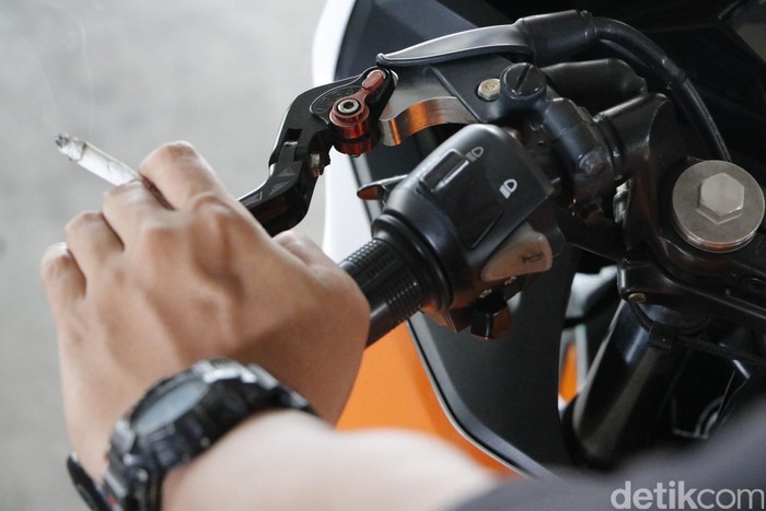 **Pemotor Ngerokok Diminta Dicabut SIM-nya: Ganggu Konsentrasi, Bikin Celaka**