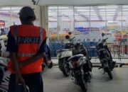 **Modal Peluit, Jukir Liar di Minimarket Bisa Dapet Rp 9 Juta/Bulan: Fenomena yang Perlu Diperhatikan**