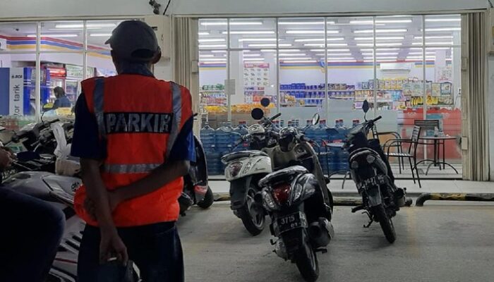 **Modal Peluit, Jukir Liar di Minimarket Bisa Dapet Rp 9 Juta/Bulan: Fenomena yang Perlu Diperhatikan**