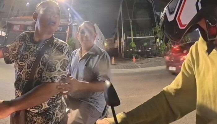 **Aksi Arogan Pengendara Motor: Merek [Nama Merek] dan Kontroversi Rokok yang Viral**