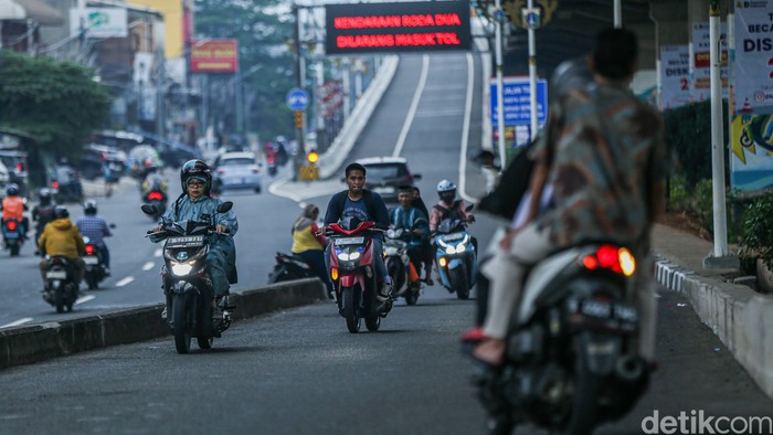 Mirisnya Wajah Lalu Lintas Indonesia: Lawan Arah, Ngerokok di Motor, Apakah Ini Krisis Lalu Lintas?