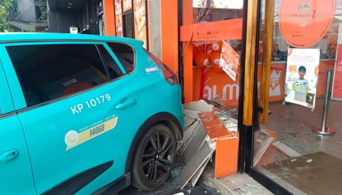 **Kronologi Kecelakaan Taksi Listrik VinFast Xanh SM yang Jalan Mundur dan Tabrak Restoran**