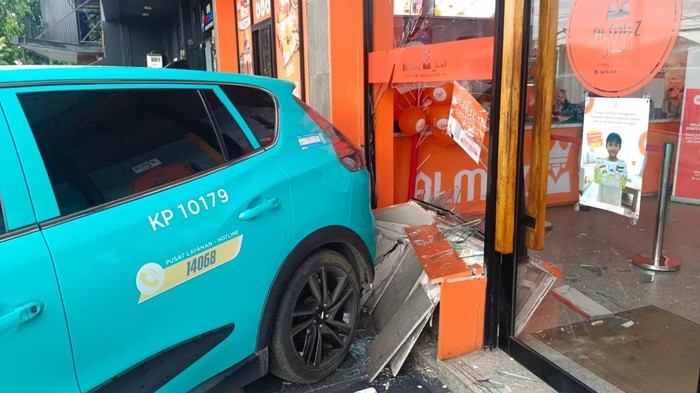 **Kronologi Kecelakaan Taksi Listrik VinFast Xanh SM yang Jalan Mundur dan Tabrak Restoran**