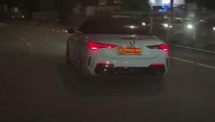 Penumpang BMW Dinas Arogan, Nopol Palsu dan Merokok!