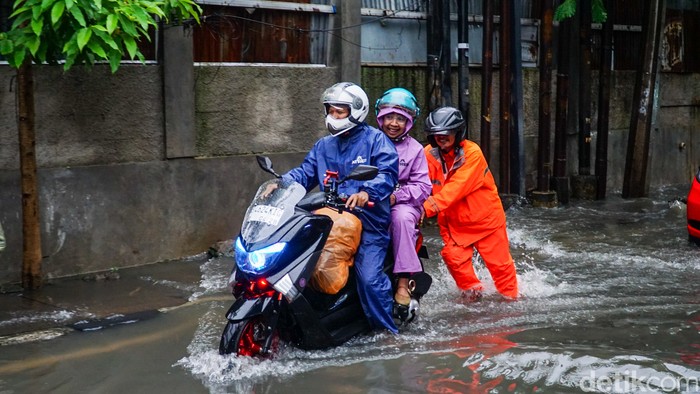 Yakin Mau Terobos Banjir? Pikirin Ini Dulu Deh: Tips Keselamatan Berkendara di Genangan Air