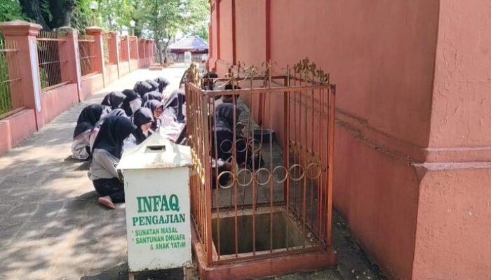 “Menjelajah Mitos ‘Lubang Menuju Mekkah’ di Sunan Gunung Jati: Fakta atau Hoax?”