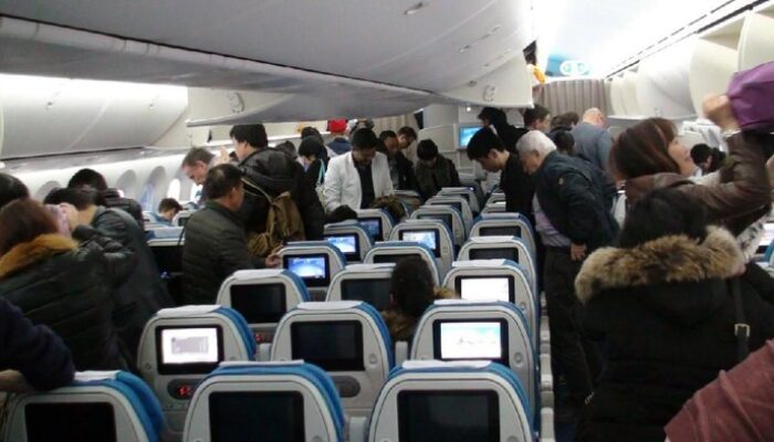 Setelah Pesawat Mendarat, Kamu Langsung Berdiri atau Tetap Duduk? Etiket yang Menarik Perhatian