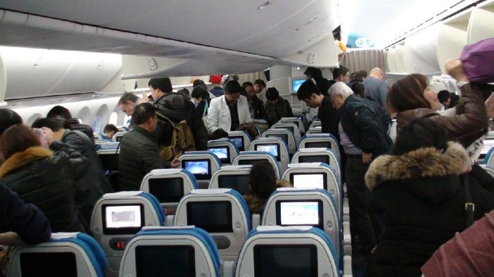 Setelah Pesawat Mendarat, Kamu Langsung Berdiri atau Tetap Duduk? Etiket yang Menarik Perhatian