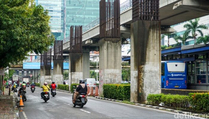 Awas Macet! Tiang Monorel Runtuh, Arus Lalu Lintas Terhenti di tengah Malam