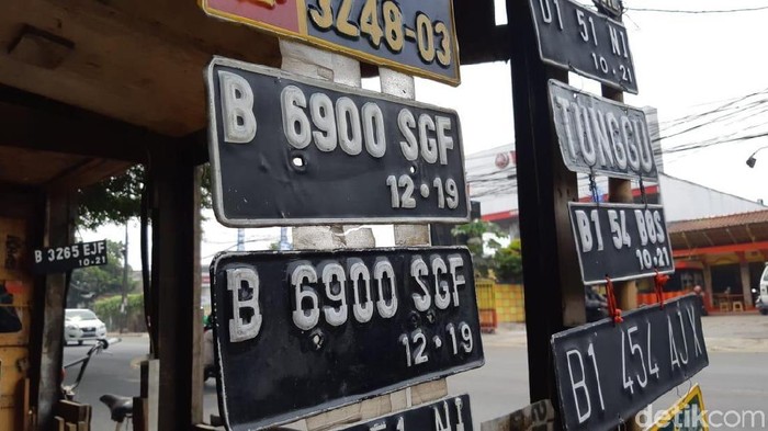 Tukang Tambal Ban Pungut Pelat Nomor Terbawa Banjir, Minta Tebusan Rp 50 Ribu: Fenomena Unik atau Kebijakan yang Tidak Tepat?