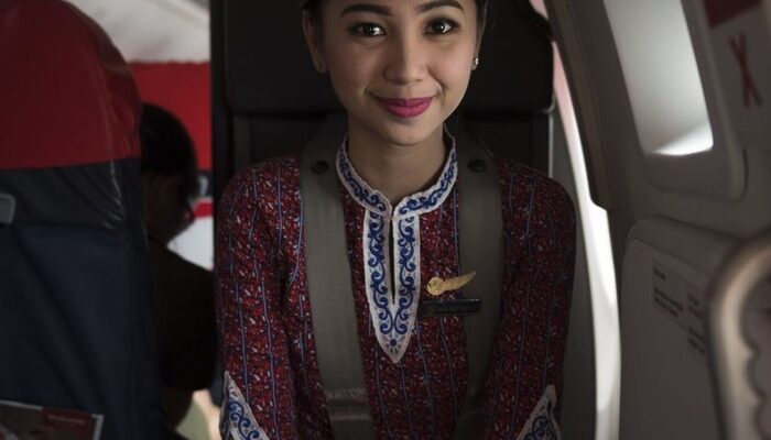 Nggak Sembarangan, Ini Arti Posisi Duduk Pramugari Saat Penerbangan – Update 1