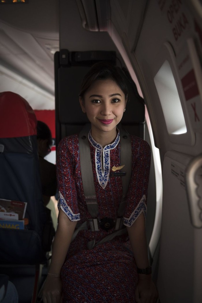 Nggak Sembarangan, Ini Arti Posisi Duduk Pramugari Saat Penerbangan - Update 1