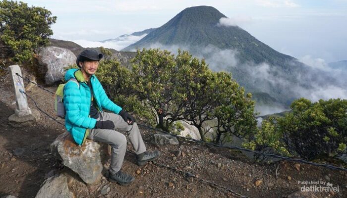 **Gunung Gede Perkuat Keselamatan Pendaki: Tombol Panik dan Gelang RFID untuk Petualangan Aman**