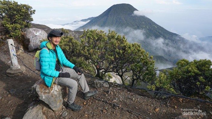 **Gunung Gede Perkuat Keselamatan Pendaki: Tombol Panik dan Gelang RFID untuk Petualangan Aman**