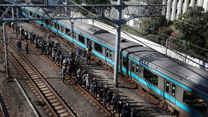 **Saat Kereta di Tokyo Lumpuh 9 Jam karena Listrik Padam: Kisah Petualangan di tengah Kebakaran dan Kebingungan**