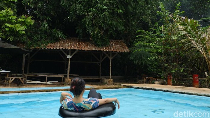 **Rekomendasi Kolam Renang Air Alami di Bandung, Sejuk dan Jernih**