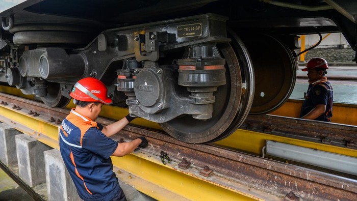 **Dirut KAI: Menyusuri Perjalanan Kereta Api yang Lebih Kompleks dari Transportasi Lain**