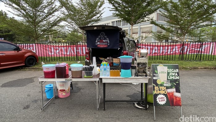 [Bazaar Bagasi di Daihatsu Kumpul Sahabat Pontianak, Jualan dari Pintu Belakang Mobil: Inovasi Kreatif di Dunia Otomotif]