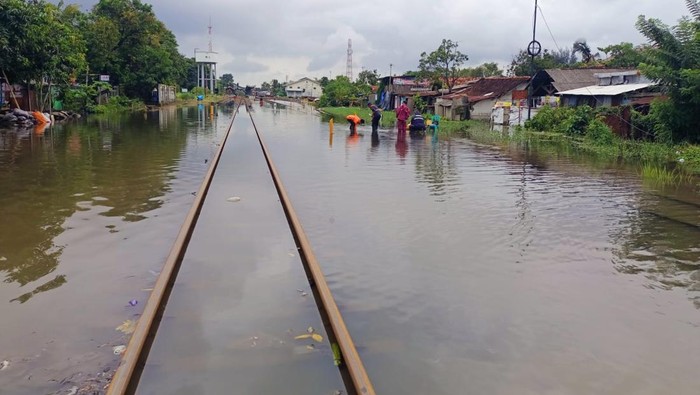 **KAI Batalkan 23 Perjalanan Kereta Api Hari Ini Imbas Banjir Pekalongan**