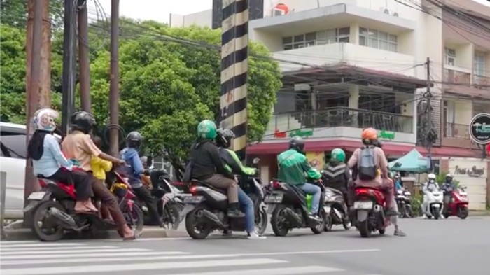 Penyesalan Pemotor yang Lawan Arah - Ditegur Polisi Marah Bilang Nggak Takut