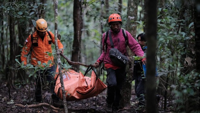 Hujan Badai, Jenazah Pramugari ATR Tertahan di Lereng Gunung: Tragedi Penerbangan yang Mengguncang Dunia!