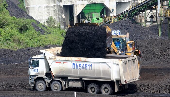 **Banjir Truk Impor China Tak Sesuai Regulasi, Ancaman bagi Industri Otomotif Indonesia**