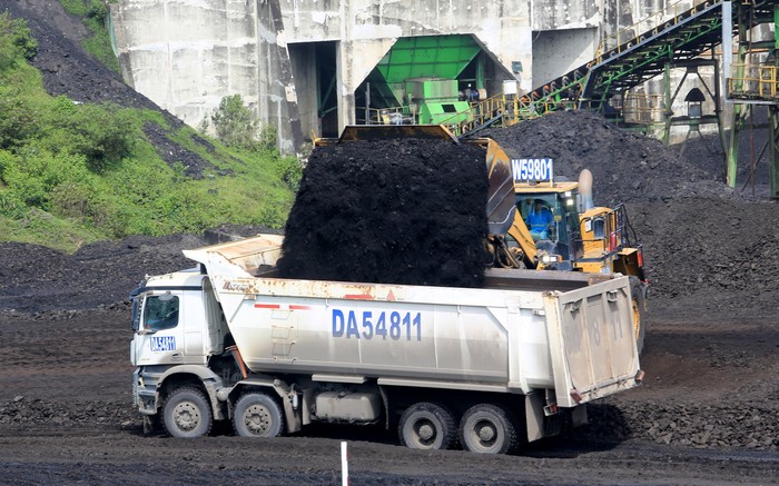 **Banjir Truk Impor China Tak Sesuai Regulasi, Ancaman bagi Industri Otomotif Indonesia**