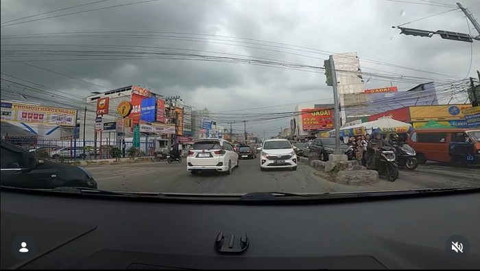**Viral Pemobil LCGC Lawan Arah di Cikarang: Performa dan Fakta Mengejutkan**