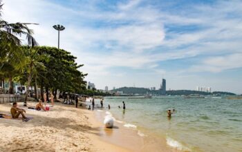 “Turis Kembali Diperhatikan di Pantai Pattaya: Fenomena Mesum yang Memprihatinkan!”