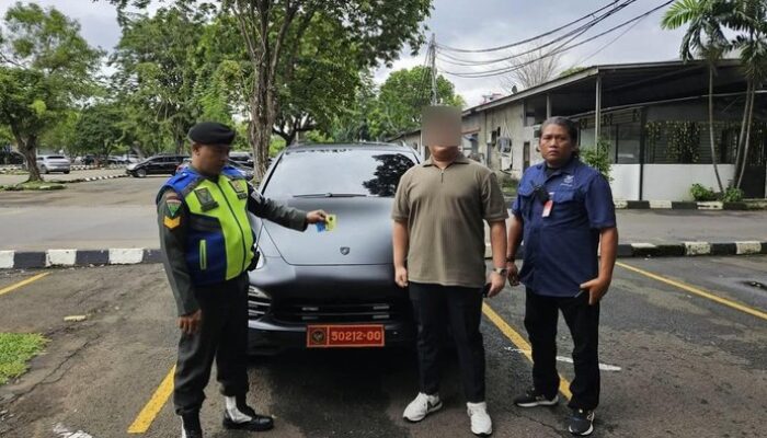 Duh! Mobil Mewah Porsche Cayenne Terciduk Pakai Pelat Dinas Palsu, Biar Apa Sih?