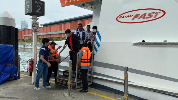 **Detik-detik Evakuasi Kapal Pesiar di Singapura: Drama Menegangkan dengan Sejuta Kejutan**