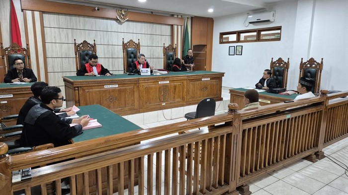 **Tragedi Kapal Pinisi KM Putri Sakinah: Nakhoda Didakwa Tinggalkan Kemudi untuk Makan, Makanan yang Menghancurkan**