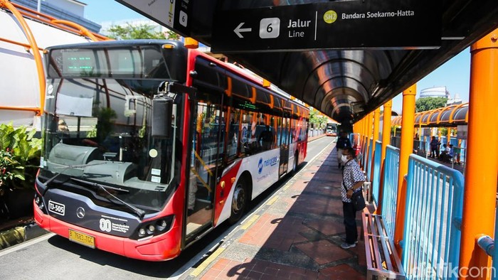 **Eksplorasi Transjakarta Blok M-Soetta: 1 Jam, 3.500 Rupiah, Tanpa Antrean!**