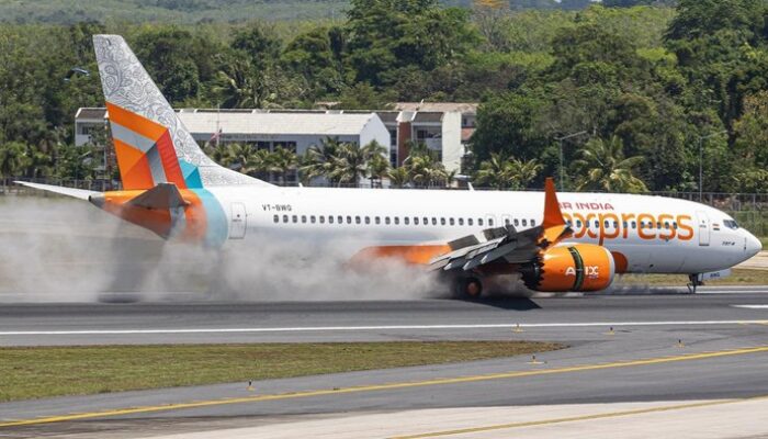 **Pendaratan Pesawat yang Mencekam: Roda Hilang-Landasan Pacu Berasap**
