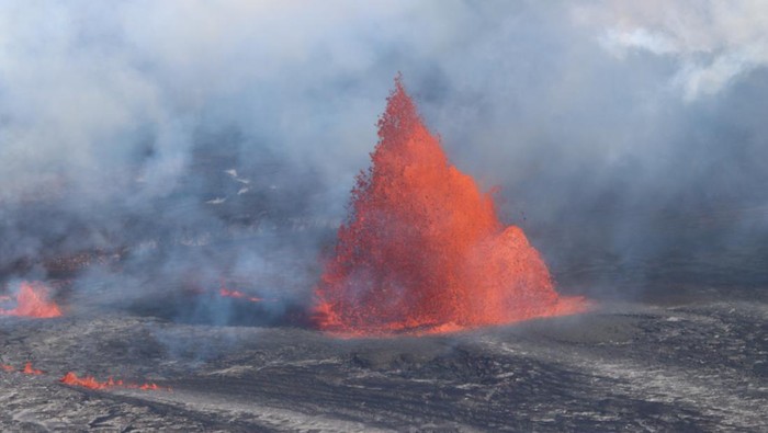 **Terpopuler: Lava Menyembur Setinggi 300 Meter, Taman Nasional Langsung Ditutup - Petualangan Hawaii yang Menakjubkan**